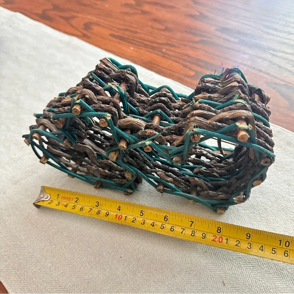 Vintage Rustic Heart-Shaped Wicker wall Basket - Picture 4 of 7